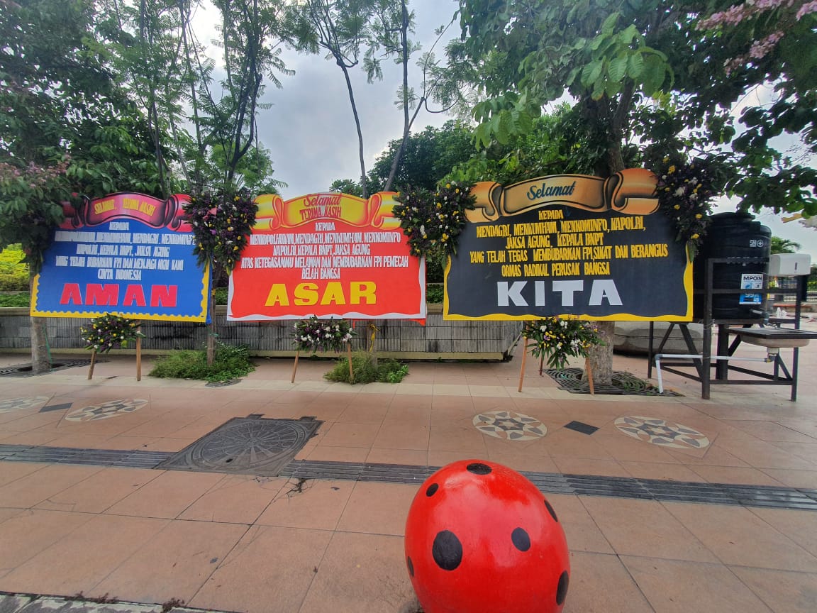 Sejumlah karangan bunga yang mendukung pembubaran FPI di kota Surabaya, Kamis (31/12/2020).