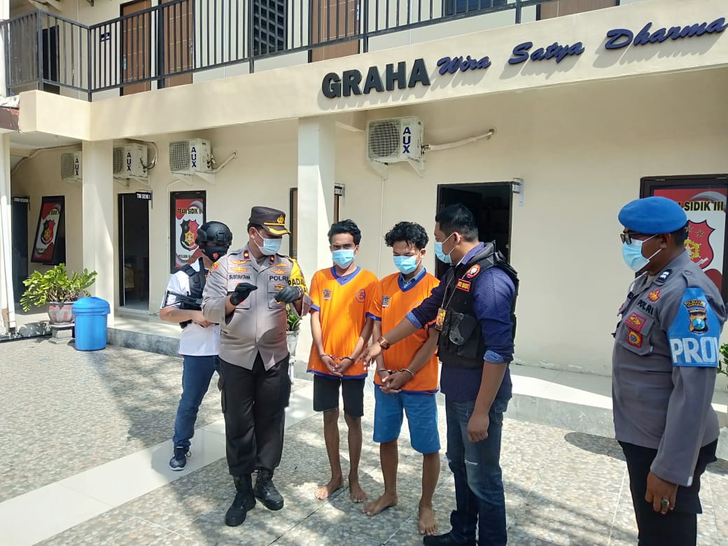 Kedua pelaku saat diamankan di Mapolsek Sukolilo beserta barang bukti sabu