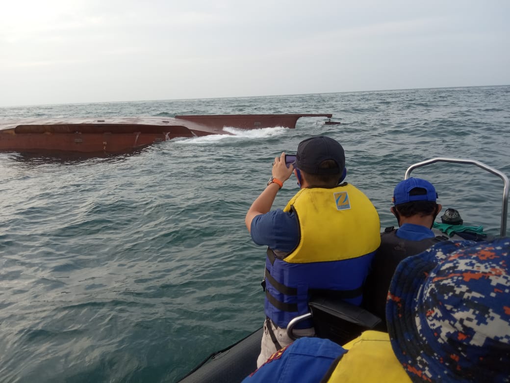 Bangkai TB Mitra Jaya XIX ditarik ke daerah yang lebih dangkal di Ketapang, Kabupaten Sampang, Madura untuk proses evakuasi