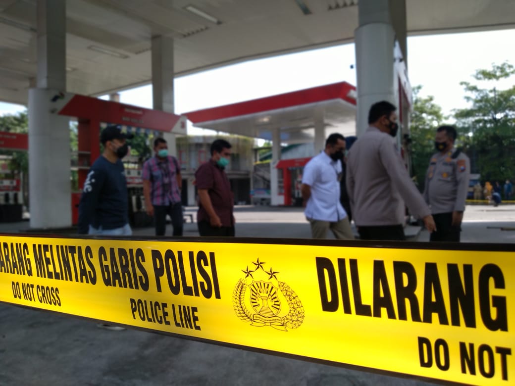 Anggota polisi melakukan olah TKP kebakaran SPBU Margomulyo, Surabaya