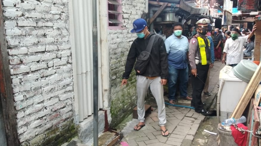 Suasana penumuan jasad Saleh yang tak bernyawa di kontrakannya.