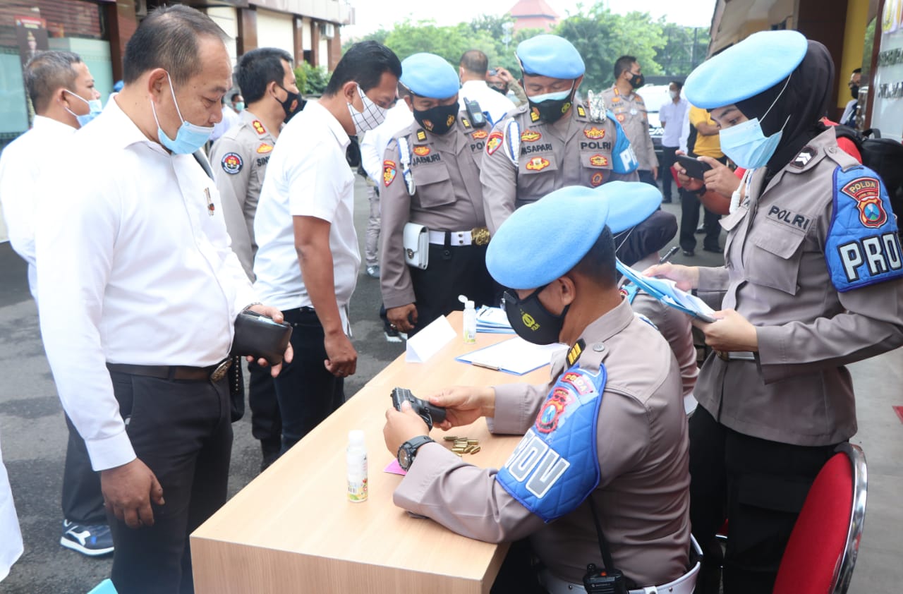 Pemeriksaan senpi satker jajaran di Gedung Ditreskrimmum Polda Jatim (Foto Ist)