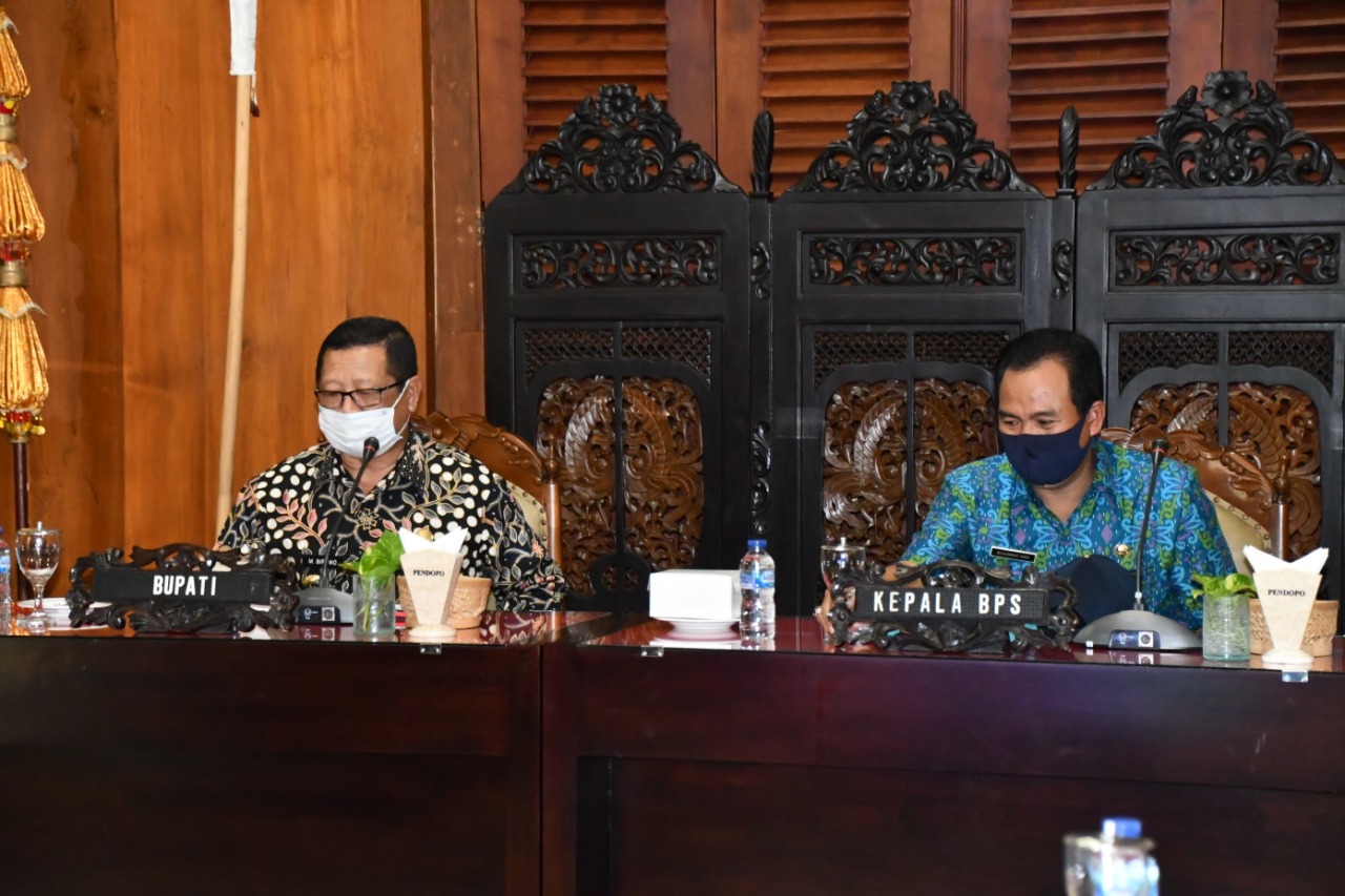 BPS (Badan pusat Statistik) Kabupaten Tulungagung melaporkan hasil sensus penduduk 2020 pada Bupati Tulungagung. 