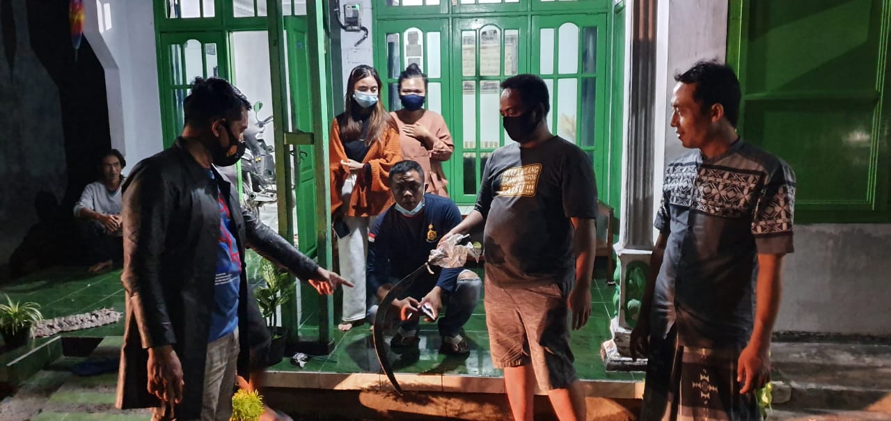 Keributan di Desa Menganto Kecamatan Mojowarno Kabupaten Jombang mengakibatkan dua warga terluka dan satu dihajar warga.