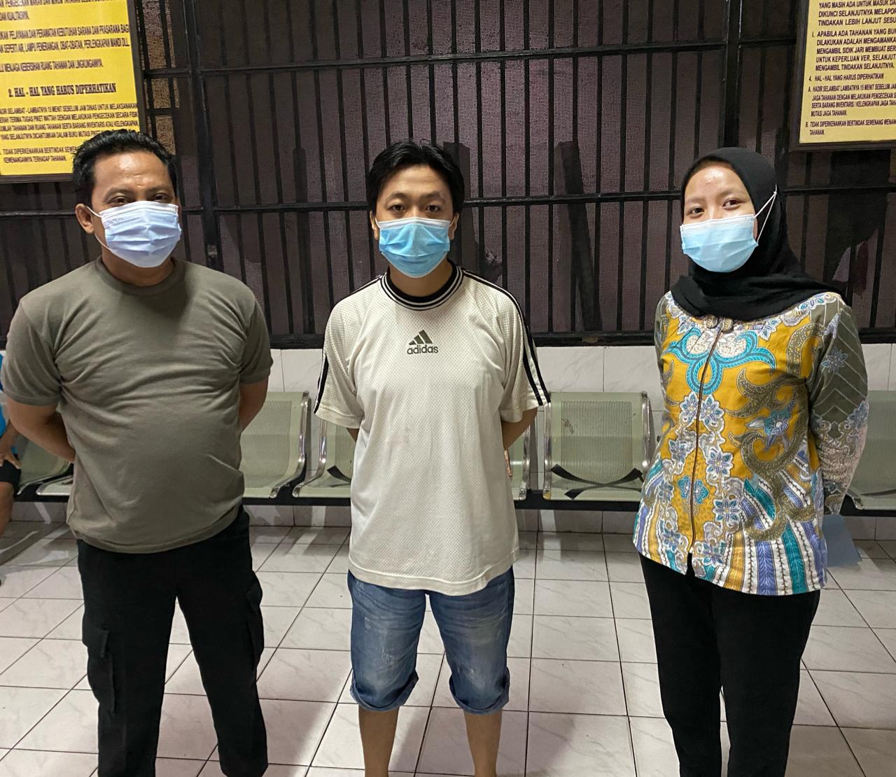 Pengedar sabu dan ineks, Dedik Novianto diamankan di Polrestabes Surabaya.