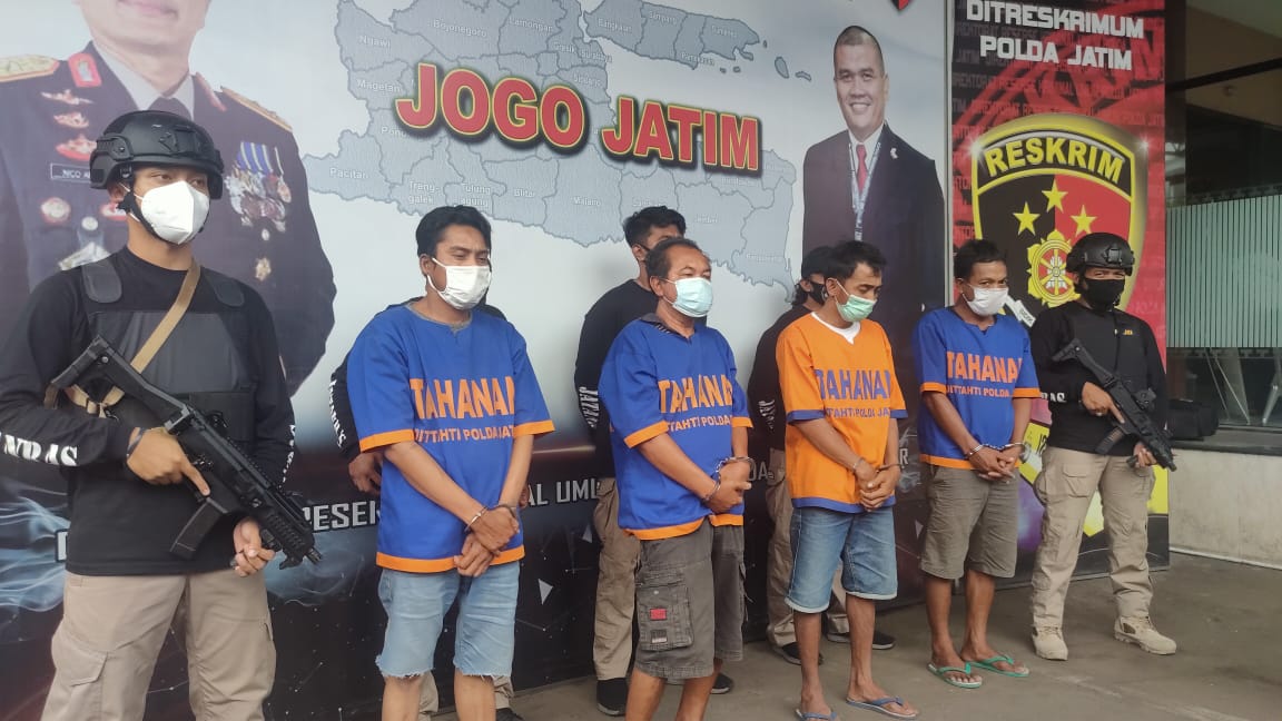 Keempat pelaku spesialis perampokan rumah asal Lumajang yang diringkus Subdit III Jatanras Polda Jatim, Senin (21/12/2020). (Foto : Istimewa) 
