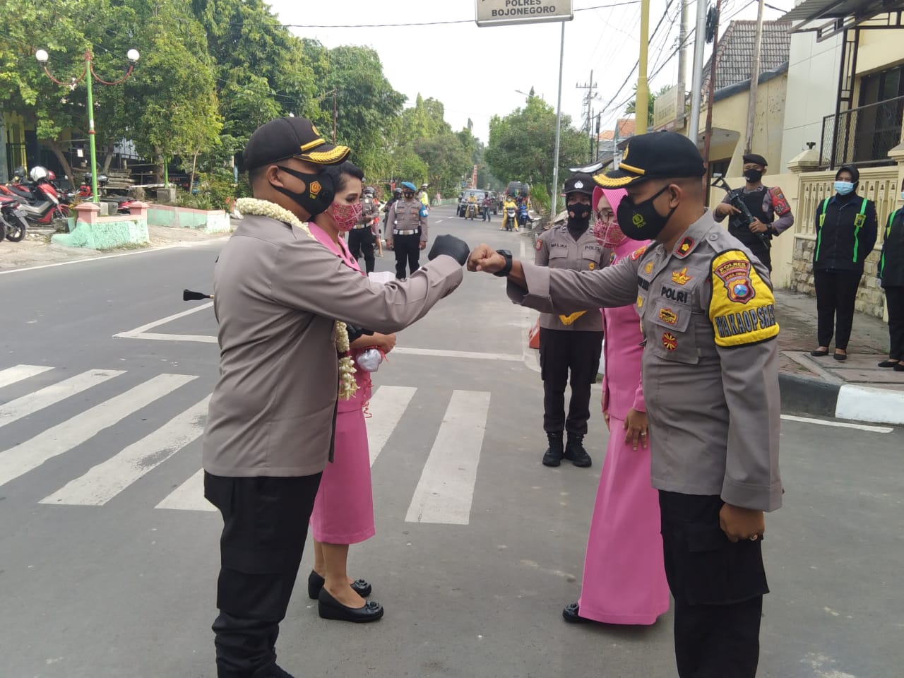 AKBP Eva Guna Pandia disambut upacara khas saat tiba di Mapolres Bojonegoro