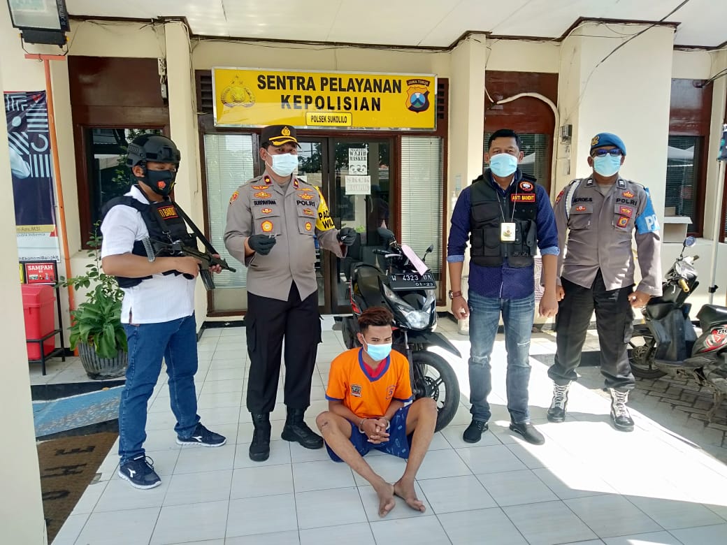 Firman Hidayatulah saat diamankan petugas Polsek Sukolilo berikut barang bukti