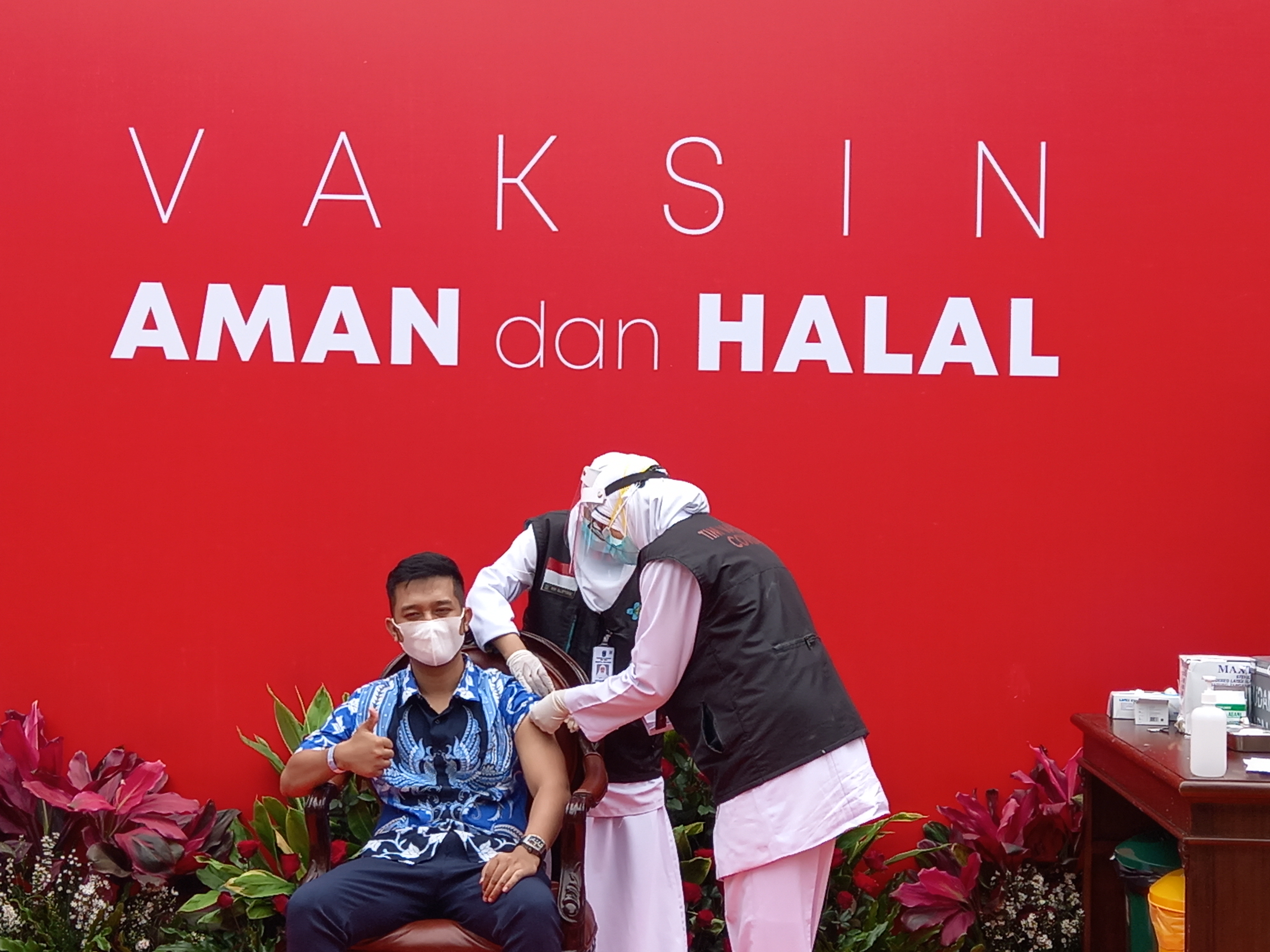 Tomliwafa saat mengikuti program vaksinasi ke dua di halaman kantor Provinsi Jawa Timur, Kamis (28/1/2021).