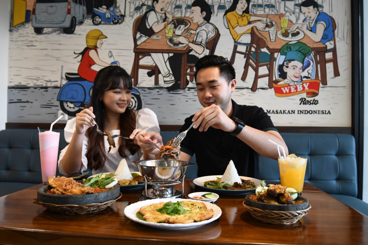 Chris Albion dan Febrina Albonita mencoba kuliner khas Jawa Timur di Weby Surabaya