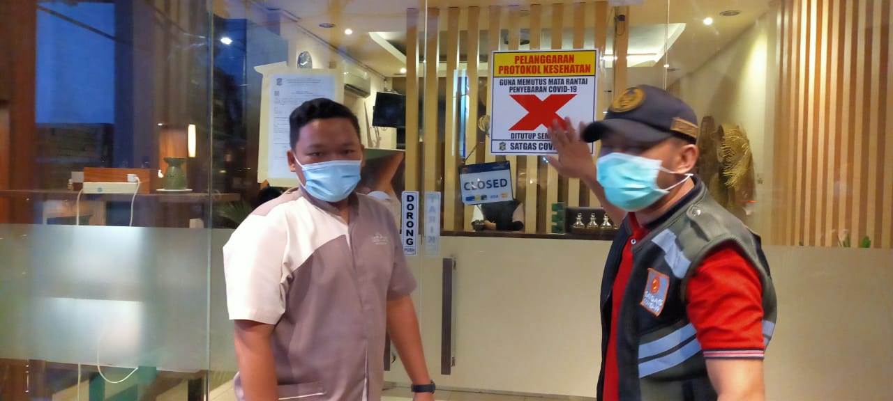 Satgas Covid-19 menyegel tempat hiburan di Surabaya yang nekad buka saat pandemi