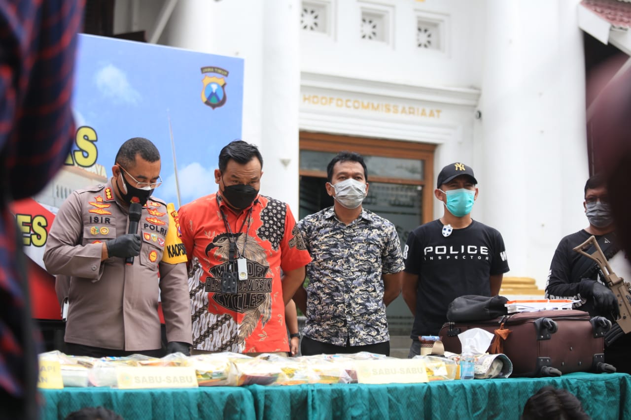 Kapolrestabes Surabaya Kombes Pol Jhonny Edison Isir bersama Kasat Narkoba AKBP Memo Ardian merilis kasus peredaran sabu 21 kg yang diungkapnya.