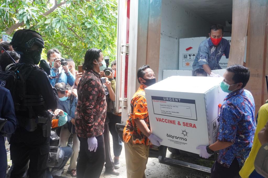 Puluhan ribu vaksin Covid-19 tiba di Surabaya.