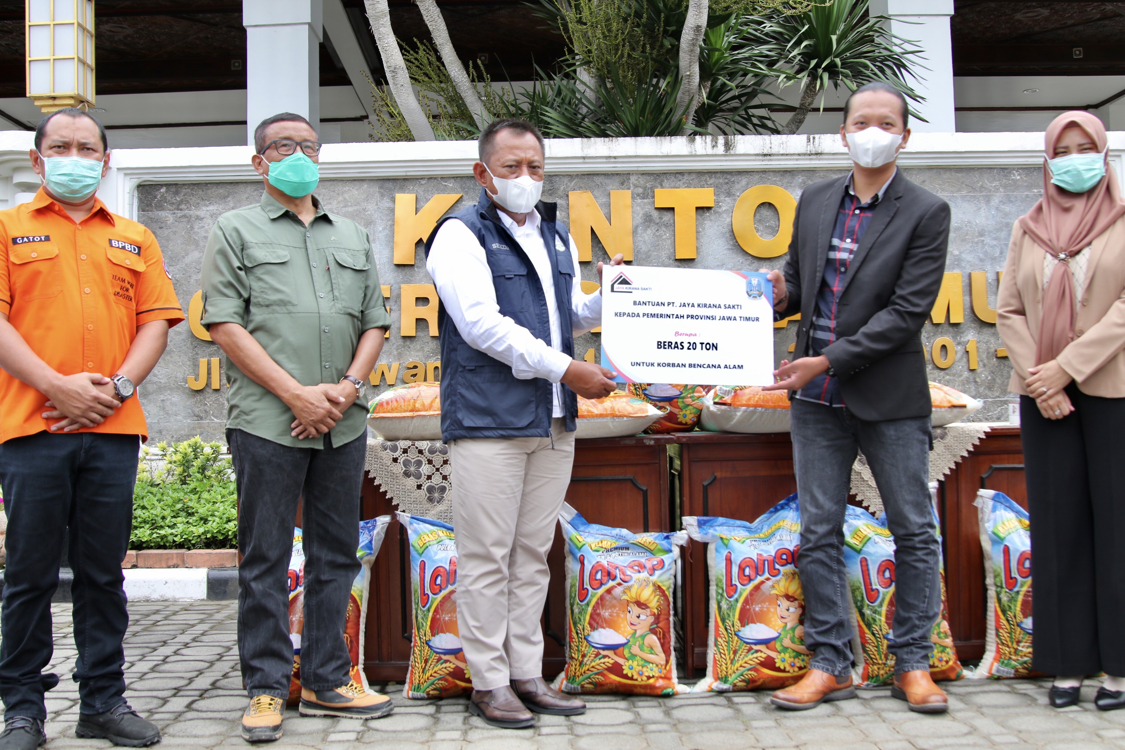Bantuan 20 Ton Beras oleh PT. Jaya Kirana Sakti diterima langsung oleh Sekdaprov Jatim Heru Tjahjono di Halaman Depan Kantor Gubernur Jatim