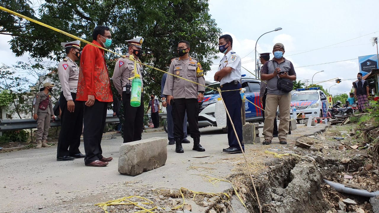 Kapolres Bojonegoro, AKBP M Budi Hendrawan, didampingi Kasat Lantas dan Dinas Perhubungan saat meninjau jembatan Glendeng.