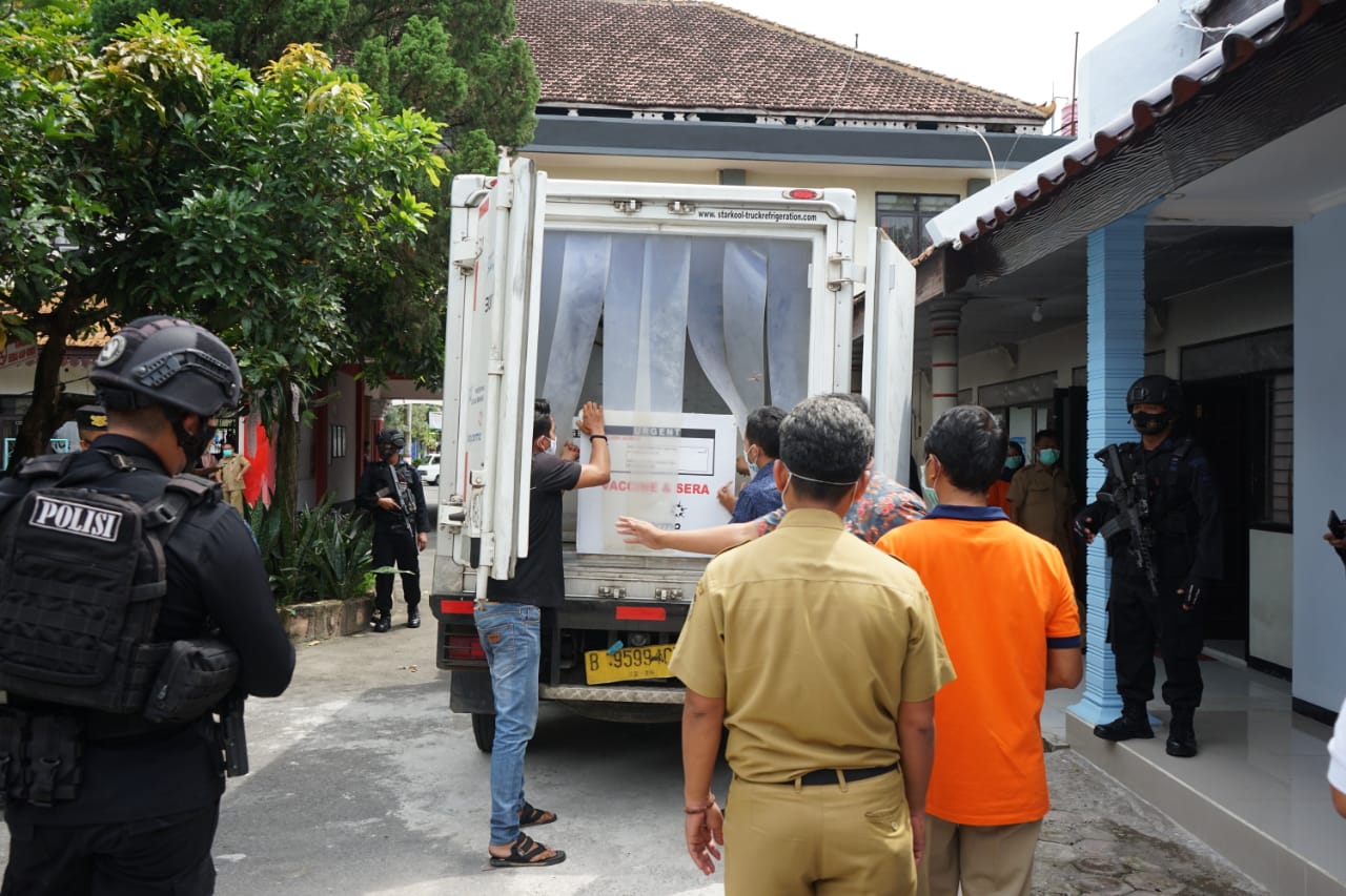 Anggota Polres Blitar Kota mengawal kedatangan vaksin covid-19