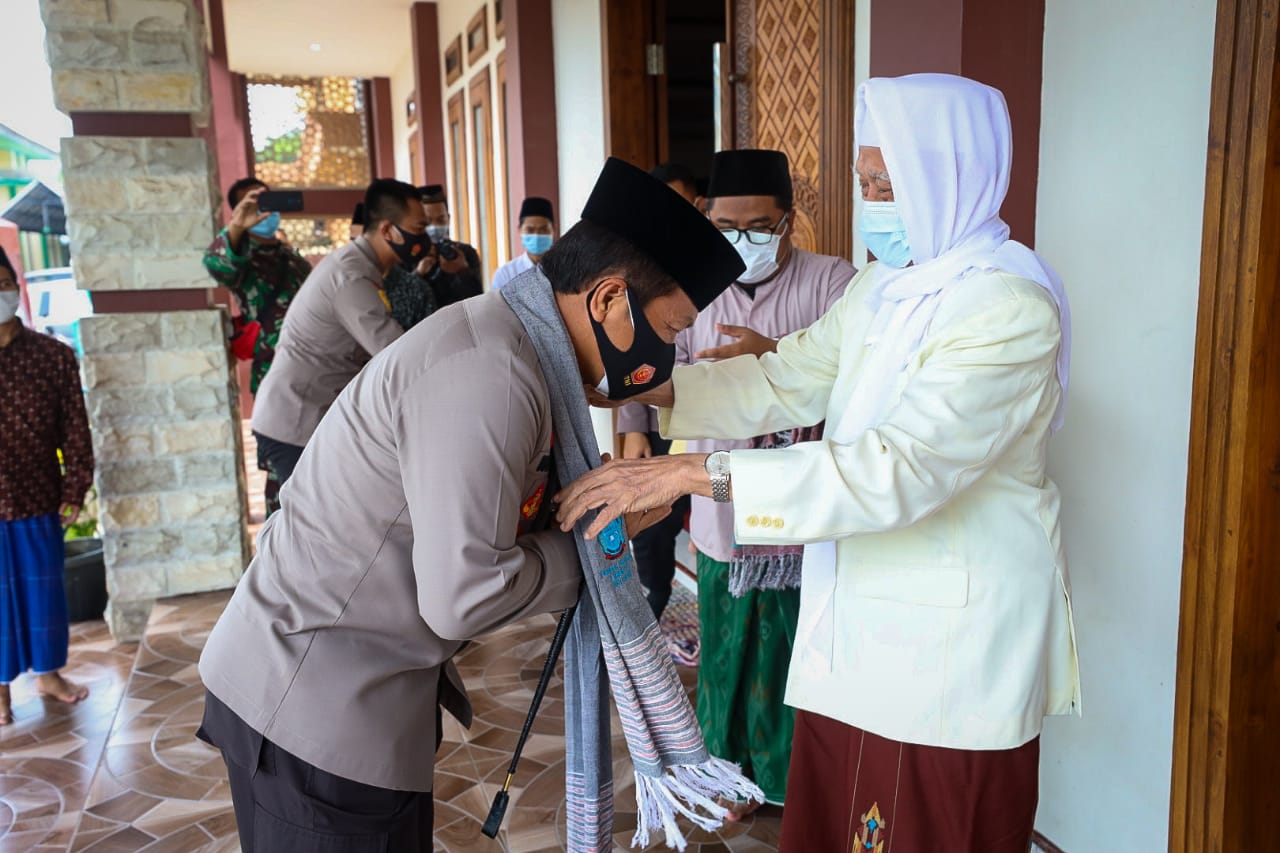 Kapolda Jatim Irjen Pol Nico Afinta menerima hadiah surban dari Pengasuh Ponpes Lirboyo KH Kafabihi Mahrus.(Foto IST)