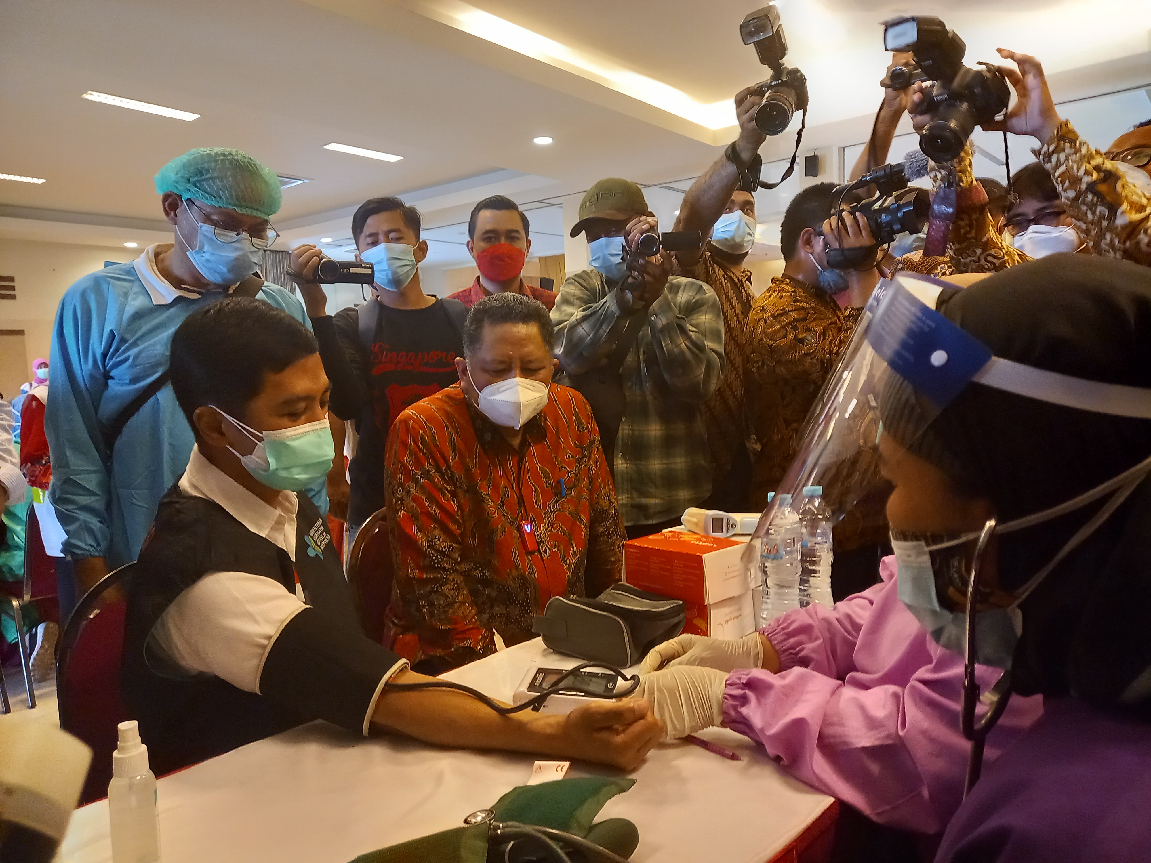 Wakil Menteri Kesehatan dr Dante Saksono Harbuwono didampingi oleh Plt Wali Kota Surabaya, Whisnu Sakti Buana saat meninjau vaksinasi para nakes di Surabaya.