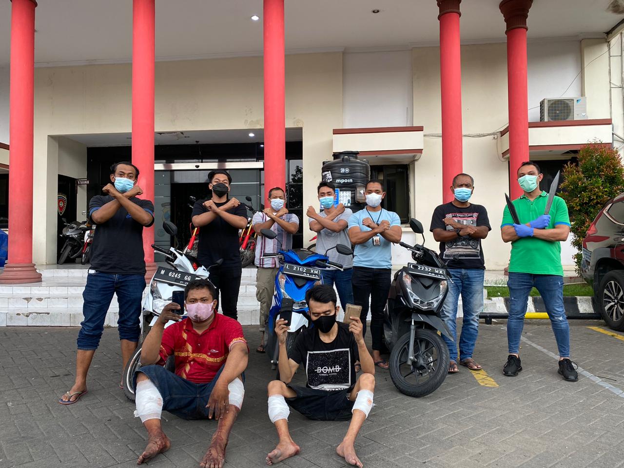 Tiga pelaku curanmor asal Bangkalan yang ditembak kakinya diamankan di Mapolrestabes Surabaya, Selasa (5/1/2021). (Foto : Ist)