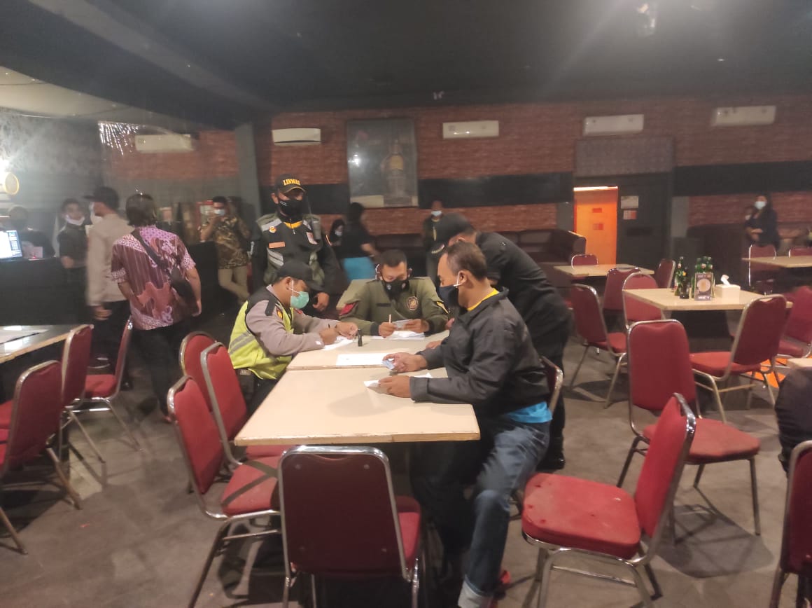 Polsek Benowo saat merazia Kafe Planet di Jalan Sememi Surabaya