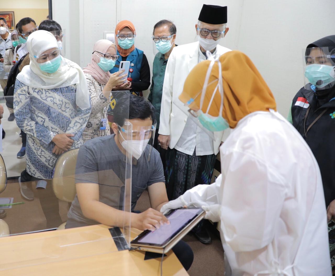 Gubernur Jawa Timur, Khofifah Indar Parawansa mengikuti simulasi Vaksin Imunisasi Covid-19 di RSI Jemursari Surabaya