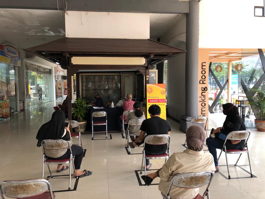 Calon penumpang Kerata Api jarak jauh antri lakukan rapid test antigen