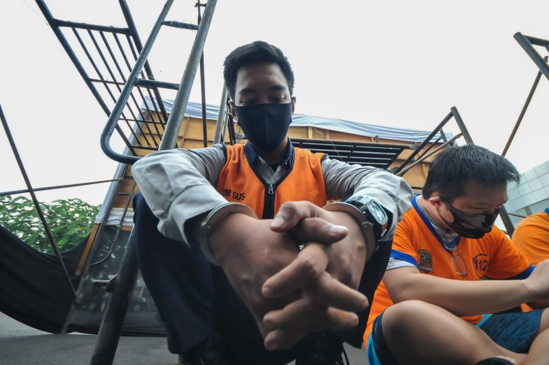 Arif Trilaksana (24), oknum pegawai Jasa Marga diamankan Satresnarkoba Polrestabes Surabaya. 