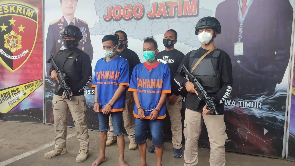 Tersangka Zainudin dan Samud yang menggondol delapan motor dalam kurun waktu sebulan saat diamankan Polda Jatim.
