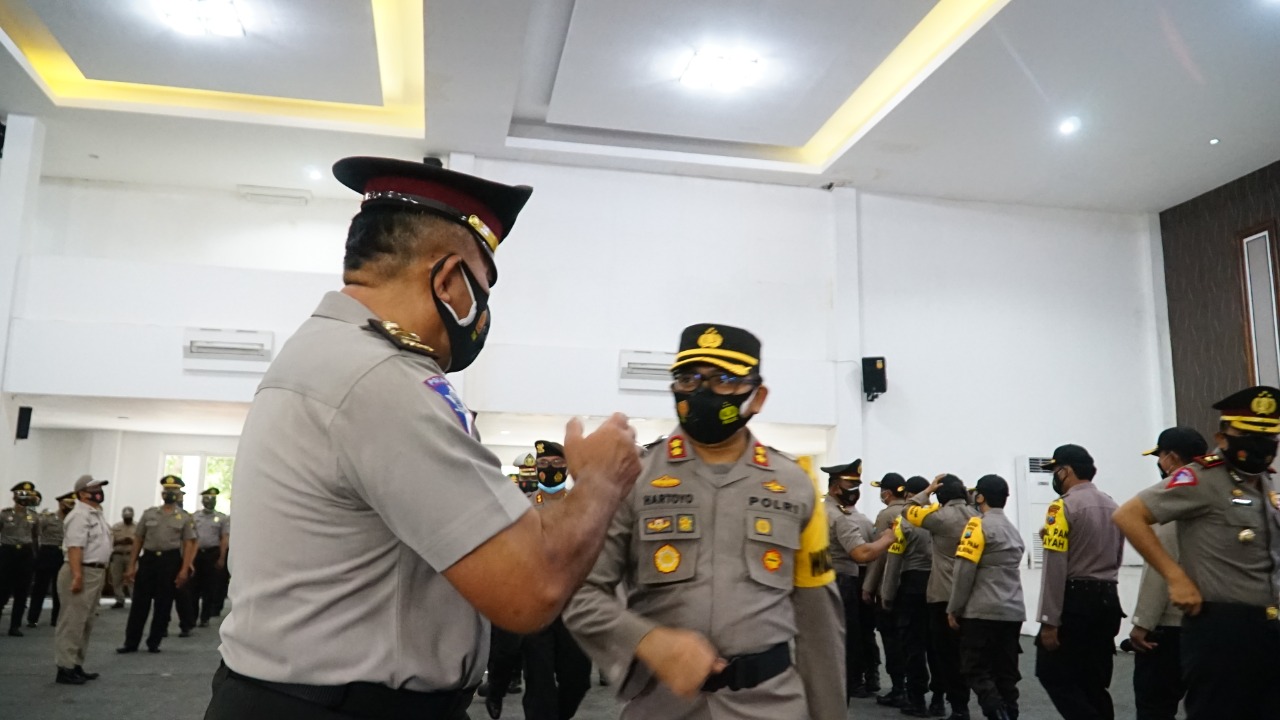 Kapolrestabes Surabaya Kombes Pol Jhonny Edison Isir saat menghadiri upacara kenaikan pangkat di Gedung Bhara Daksa