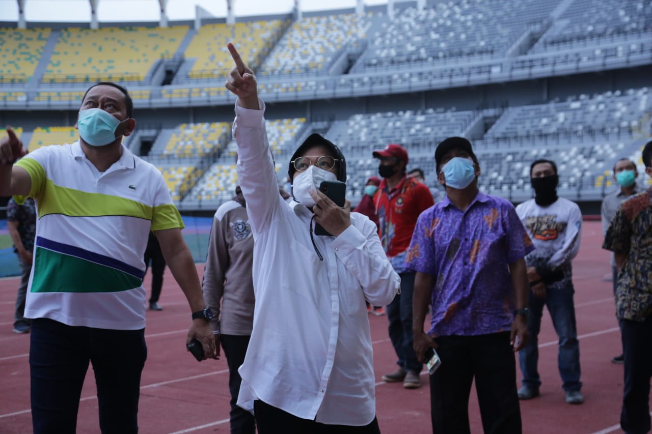 Walikota Surabaya Tri Rismaharini saat meninjau Stadion GBT, Rabu (12/11)