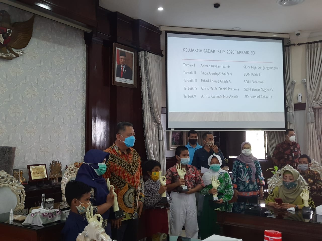 Plt Wali Kota Surabaya, Whisnu Sakti Buana melakukan penyerahan tropy penghargaan Surabaya Eco School, Jumat (08/01/2021).