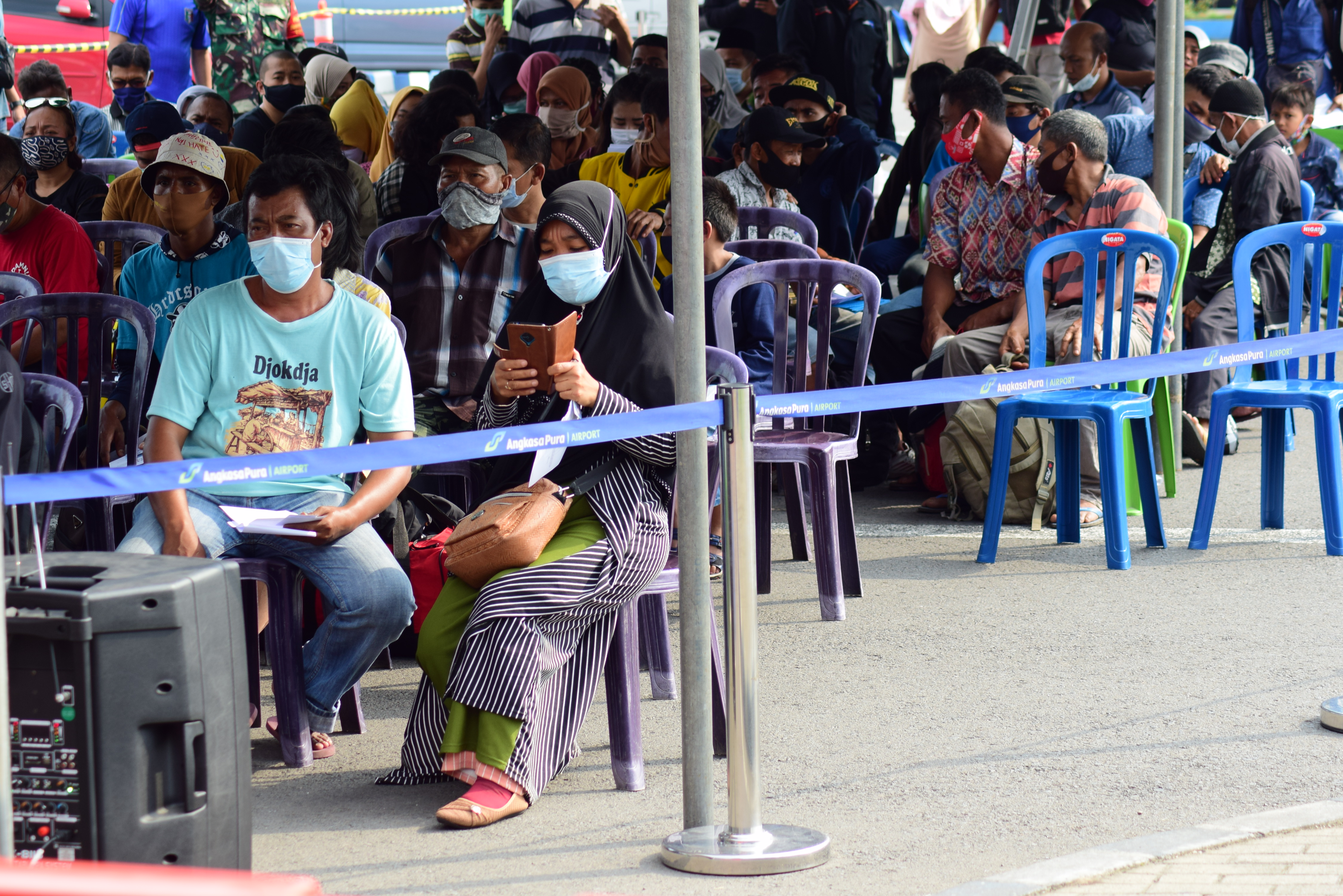 Antrian calon penumpang pesawat yang akan lakukan rapid test antigen di Bandara Juanda Surabaya