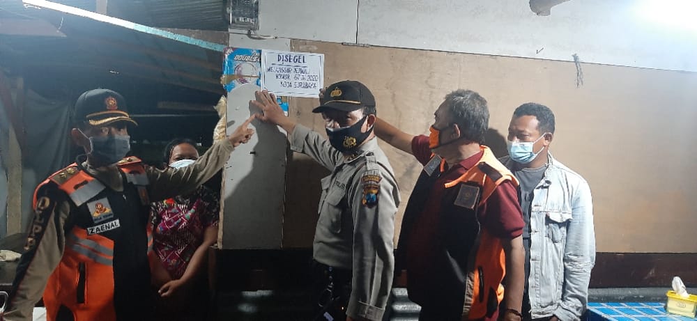 Petugas gabungan merazia pelanggar prokes dan menyegel warung kopi yang masih buka di Jalan Lakarsantri-Jalan Jeruk Surabaya, Selasa (5/1/2021). (Foto : Ist) 