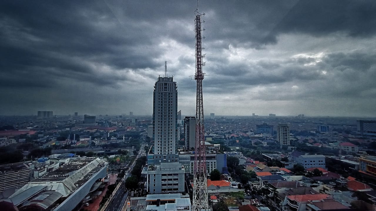 Mendung hitam di atas kota Surabaya. Foto diambil dari gedung bertingkat di daerah Jl Pemuda Surabaya