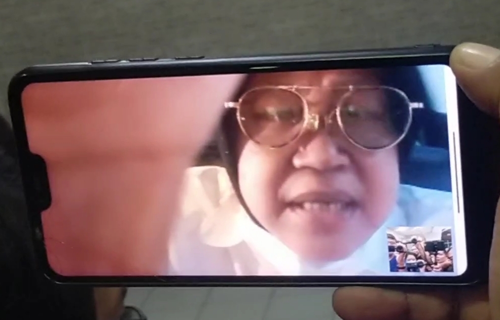 Tri Rismaharini saat dihubungi dengan video call