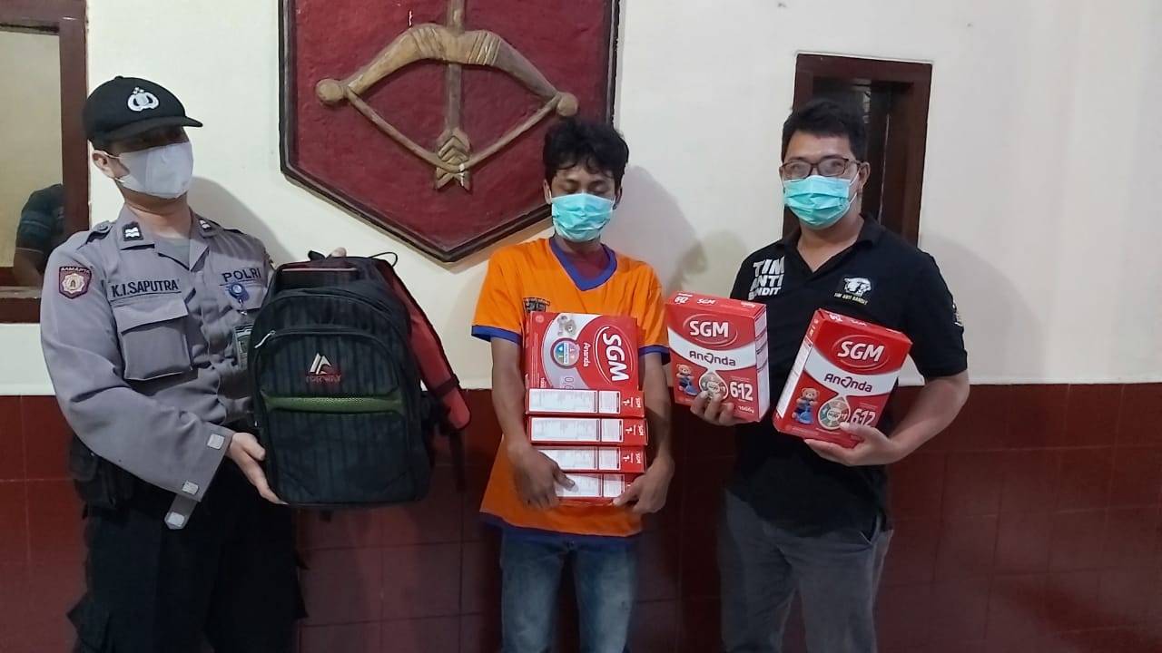 RB saat diamankan oleh tim gabungan Satgas Prokes Covid-19 karena ketahuan mencuri susu sebanyak 7 dos.