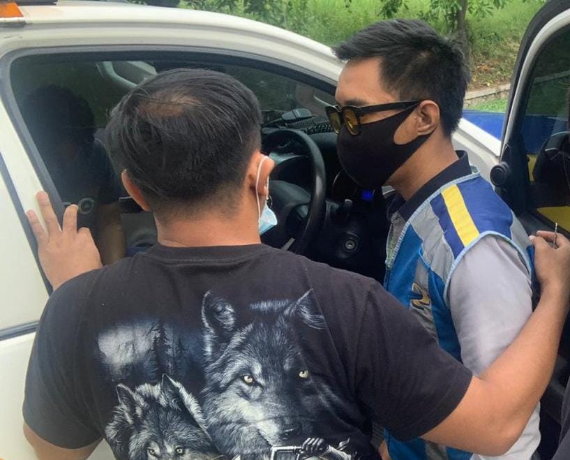 Pegawai Jasa Marga saat ditangkap anggota Satresnarkoba Polrestabes Surabaya