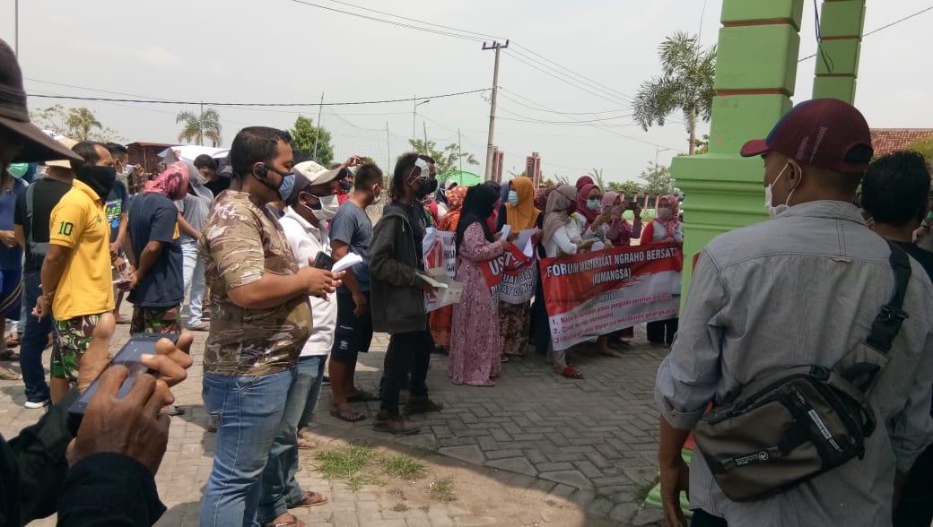 Warga Ngraho saat menggelar unjuk rasa memprotes seleksi perades yang dinilai bermasalah