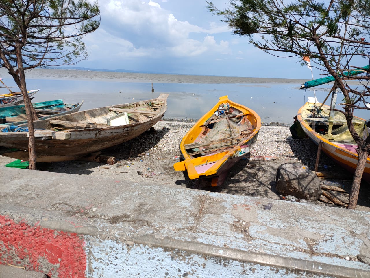 Kondisi pantai timur Surabaya pasca gelombang pasang 