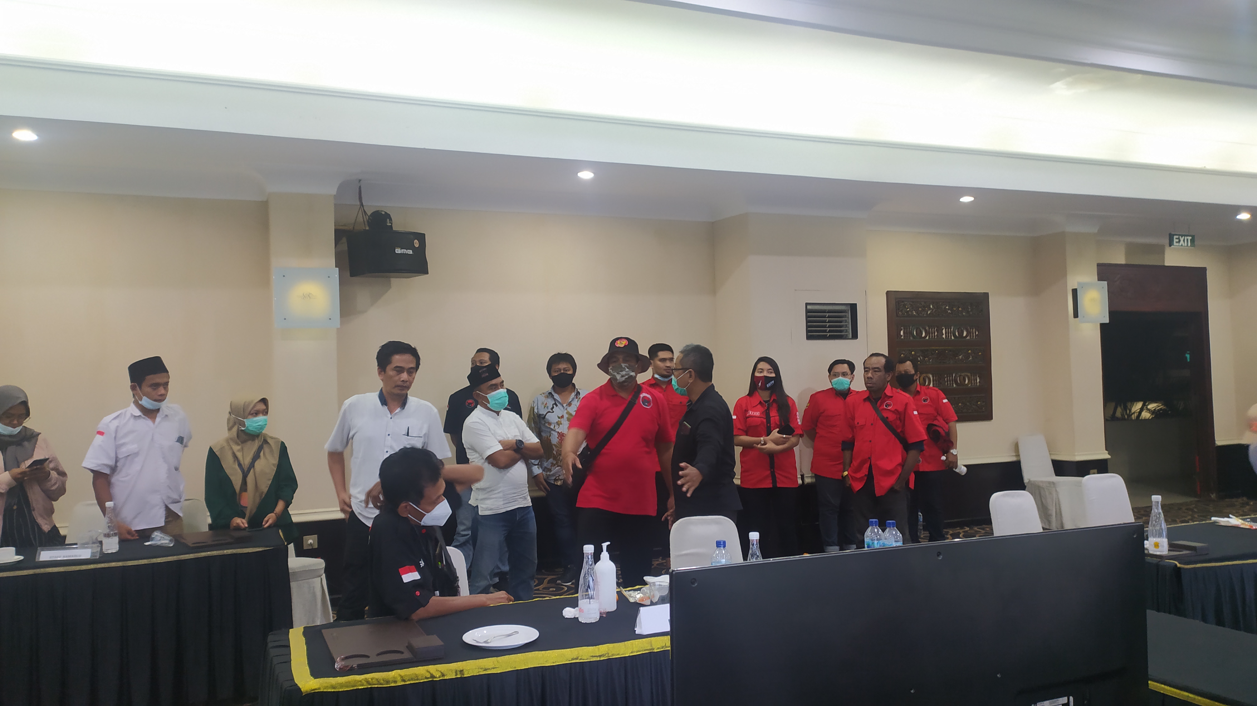 Suasana rekapitulasi Pilwali Surabaya 2020 di Hotel Singgasana, Rabu (16/12) malam.