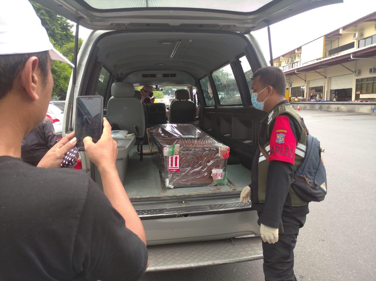 Penjemputan Jenazah M Fuad Hasan, Pendaki yang tewas terjatuh di jurang Gunung Rinjani untuk dimakamkan di Bangkalan (Foto Ist) 