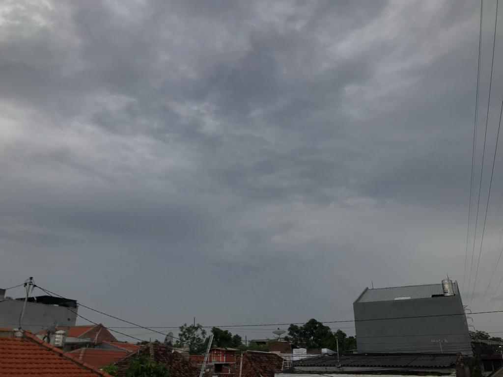Kondisi langit Surabaya setelah diguyur hujan, Senin (1/2/2021). 
