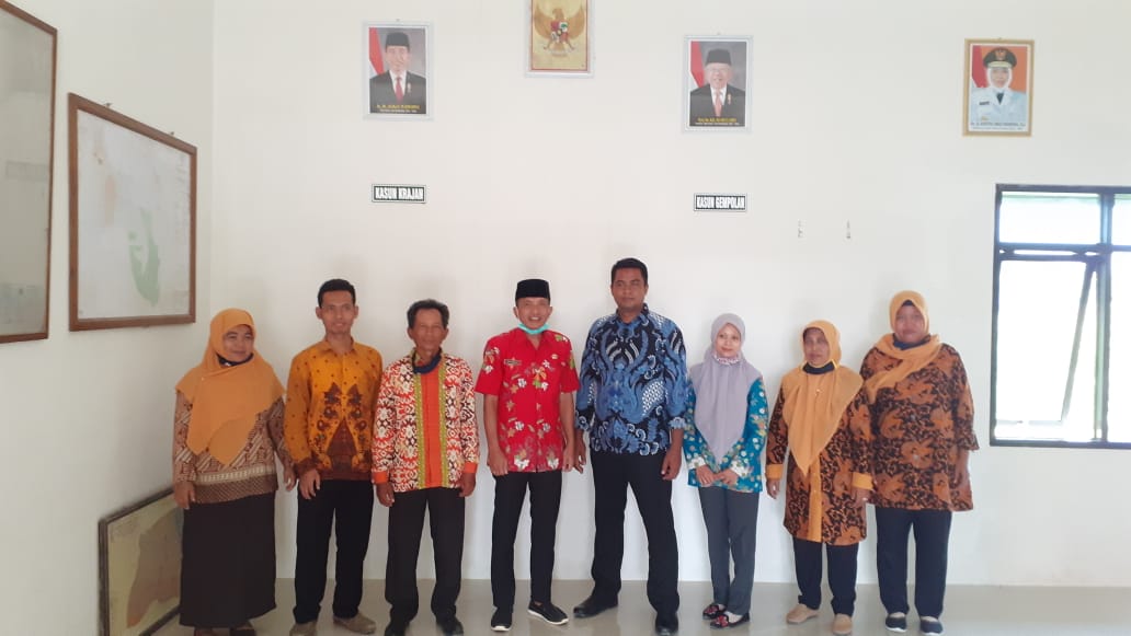 Wabup Bojonegoro Budi Irawanto (berbaju merah tengah) saat foto bersama