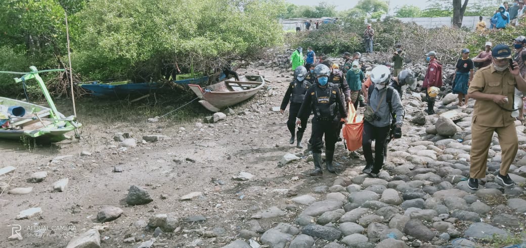 Tim Inafis Polres Pelabuhan Tanjung Perak saat mengevakuasi jenazah gantung diri di pohon bakau Jalan Tambak Wedi Lama, Surabaya, Selasa(22/12). (Ist) 