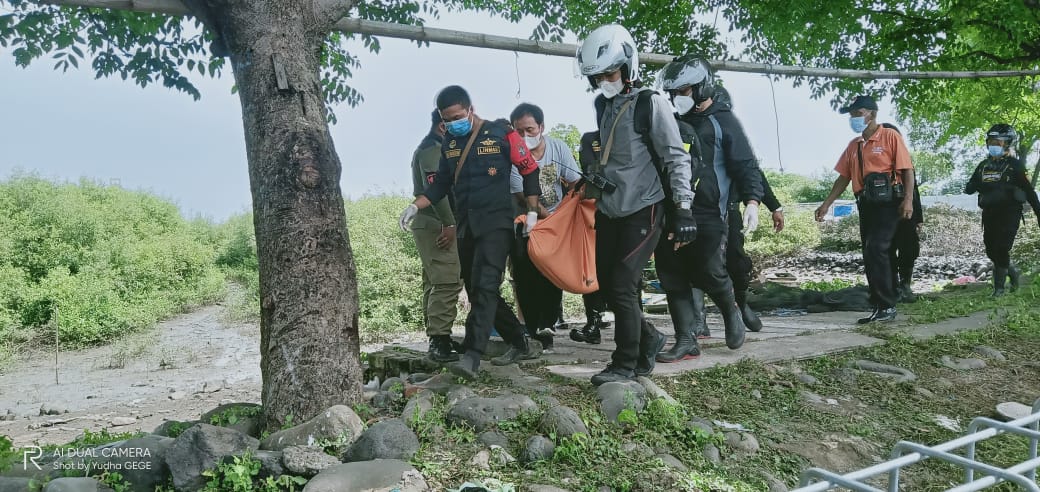 Tim Inafis Polres Pelabuhan Tanjung Perak saat mengevakuasi jenazah gantung diri di pohon bakau Jalan Tambak Wedi Lama, Surabaya, Selasa(22/12). (FOTO : IST)