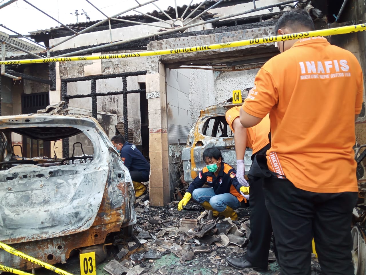Petugas Labfor Polda Jatim saat melakukan penyelidikan di kebakaran rumah milik pejabat Dinkes Tulungagung