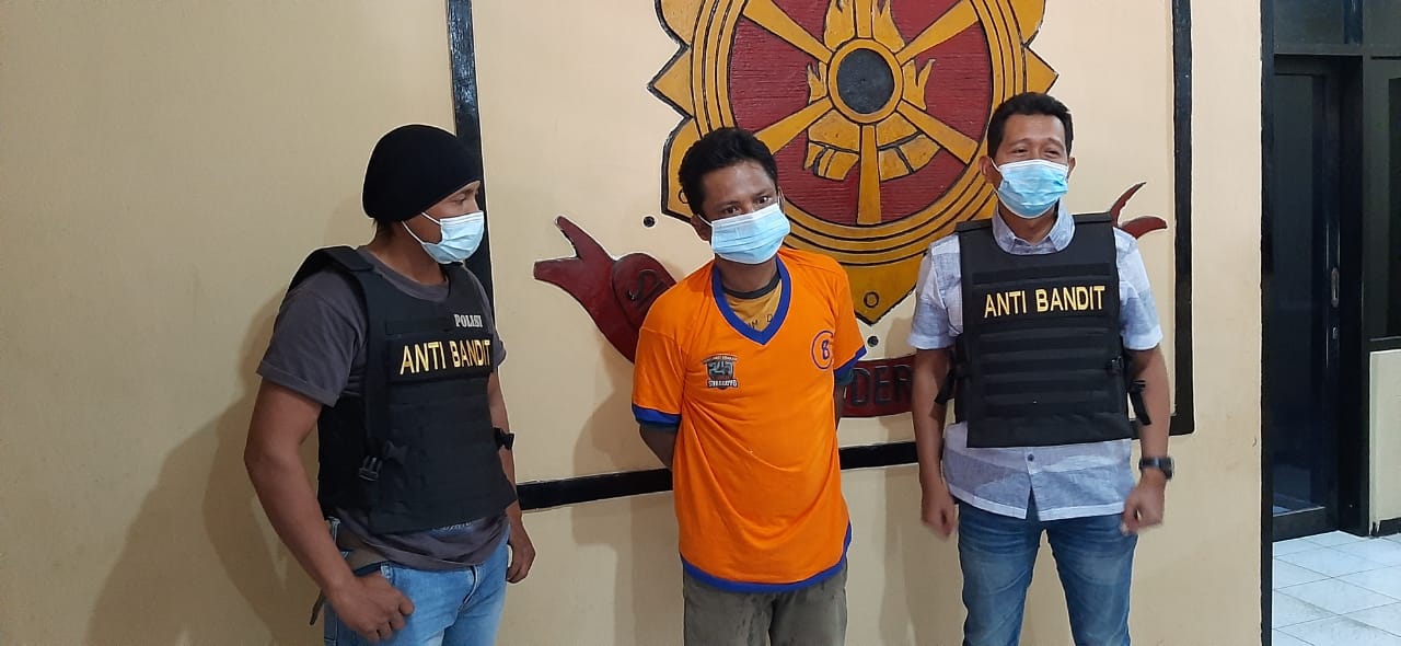 Narianto (39), tersangka pencurian 2 kotak susu di minimarket saat diamankan Polsek Wonokromo. (FOTO : ARRY)