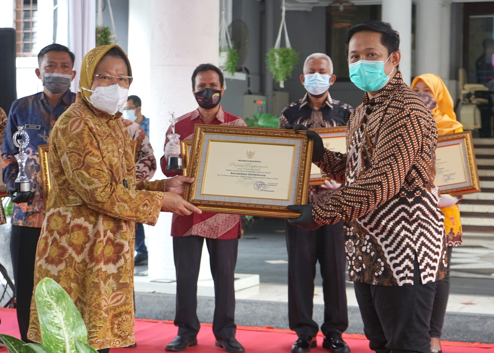 Walikota Tri Rismaharini saat menyerahkan penghargaan di Balai Kota Surabaya
