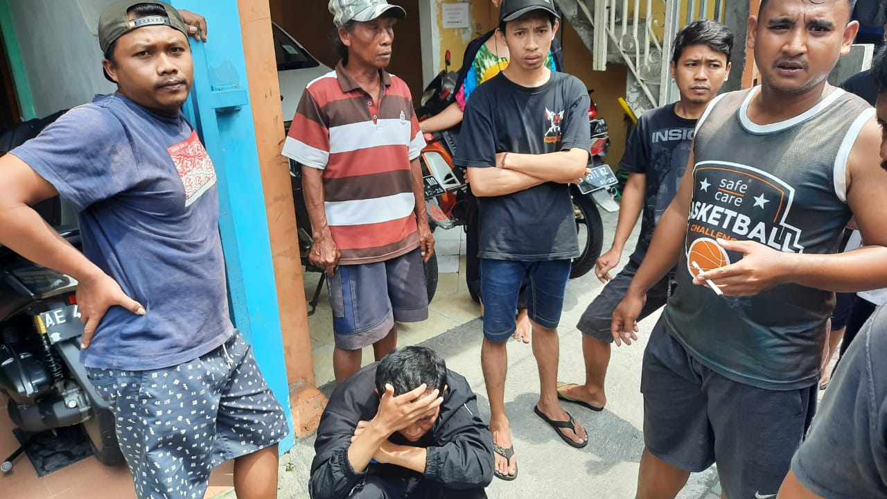 Pelaku pencurian uang yang tertangkap warga di Jalan Manyartegal, Mulyorejo, Surabaya (Foto Ist). 
