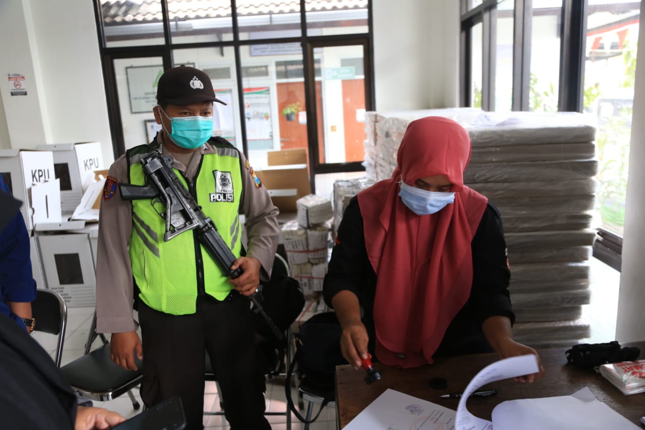 Anggota Polrestabes Surabaya mengawal pendistribusian logistik Pilwali Surabaya